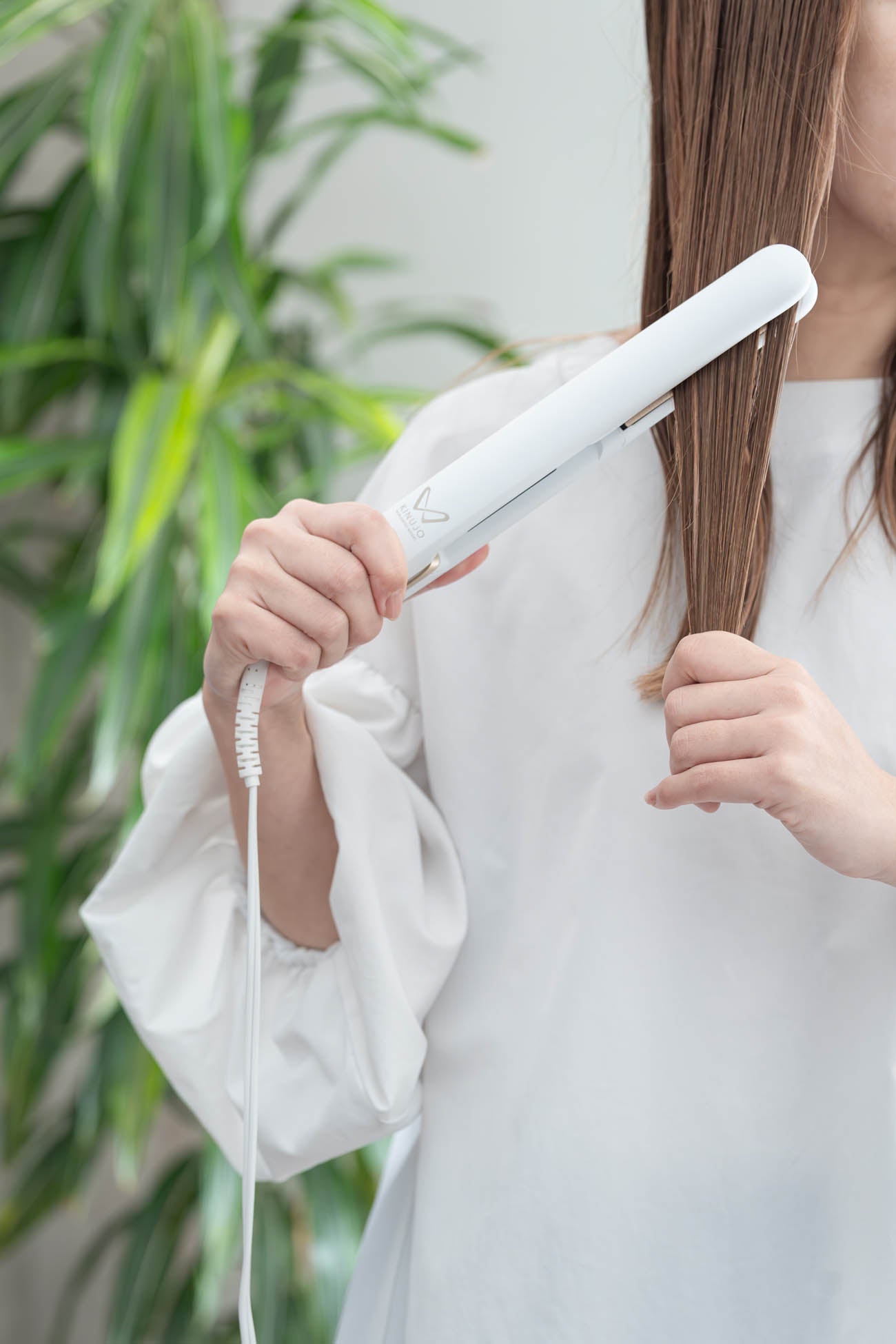 Styling hair with the KINUJO W Straight Iron